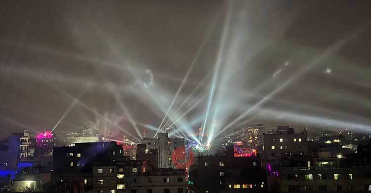 পুরান ঢাকায় সাকরাইন: ঘুড়ির আকাশ এখন আলোর দখলে