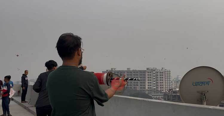 কুয়াশা চিরে আকাশে রঙিন ঘুড়ি, রাতে আলোর মেলা