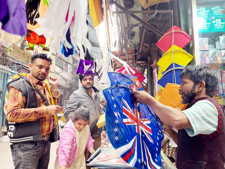 কুয়াশা চিরে আকাশে রঙিন ঘুড়ি, রাতে আলোর মেলা