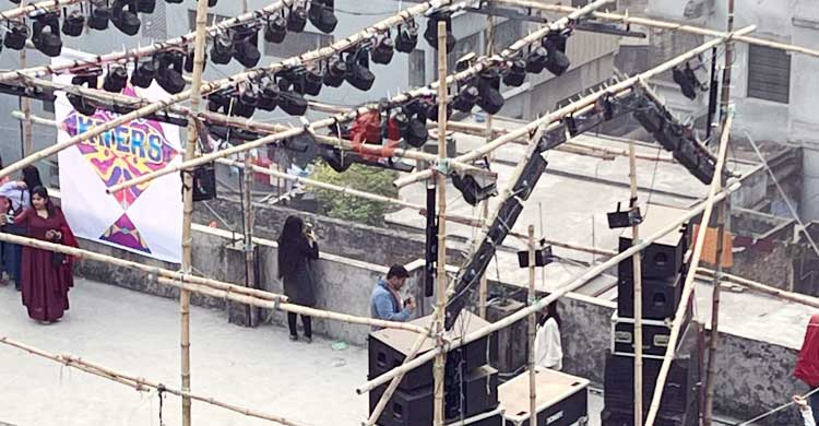 কুয়াশা চিরে আকাশে রঙিন ঘুড়ি, রাতে আলোর মেলা