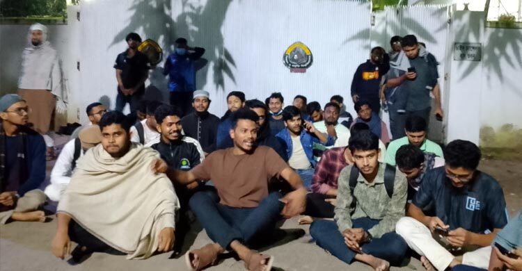 শাকসু নির্বাচনের দাবিতে উপাচার্য বাসভবন অবরোধ, ভবনে তালা