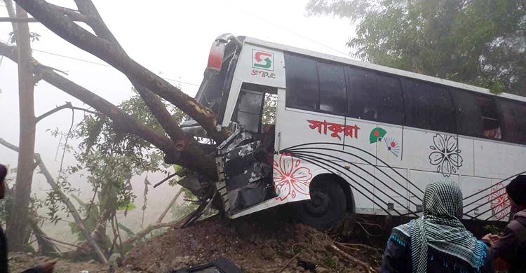 বরিশালে বাস-ট্রলির সংঘর্ষে নিহত ২