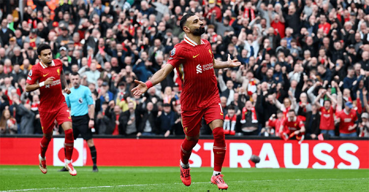 জোড়া গোল করে অনন্য রেকর্ড গড়লেন সালাহ