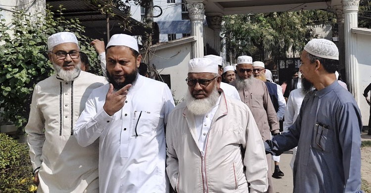 জোহরের নামাজ শেষে দলবেঁধে ভোট দিতে এলেন তারা