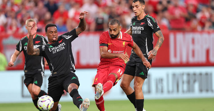 Salah scores as Liverpool beat Arsenal 2-1, Chelsea cruise
