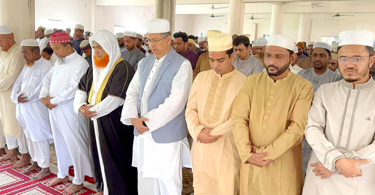 নিজ গ্রামে ঈদ উদযাপন স্বরাষ্ট্রমন্ত্রীর, দেশবাসীকে জানালেন শুভেচ্ছা