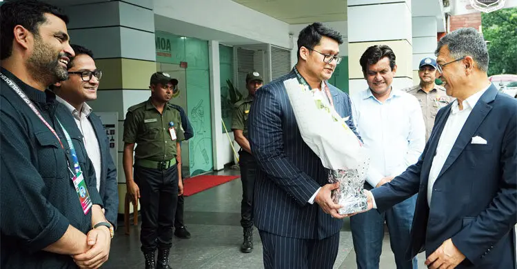 খেলা দেখতে এলেন বাবা, ফুল দিয়ে বরণ করলেন ছেলে