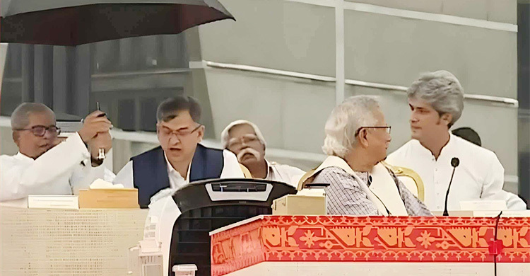 সালাহউদ্দিনের মাথায় ছাতা ধরে প্রশংসায় ভাসছেন ফখরুল