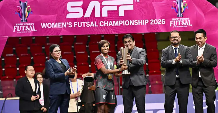 সাবিনাদের হাতে ট্রফি তুলে দিলেন কাজী সালাউদ্দিন