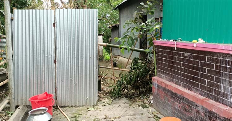 একঘরে এসএসসি পরীক্ষার্থীর পরিবার, কথা বলা কেনাকাটা বন্ধ