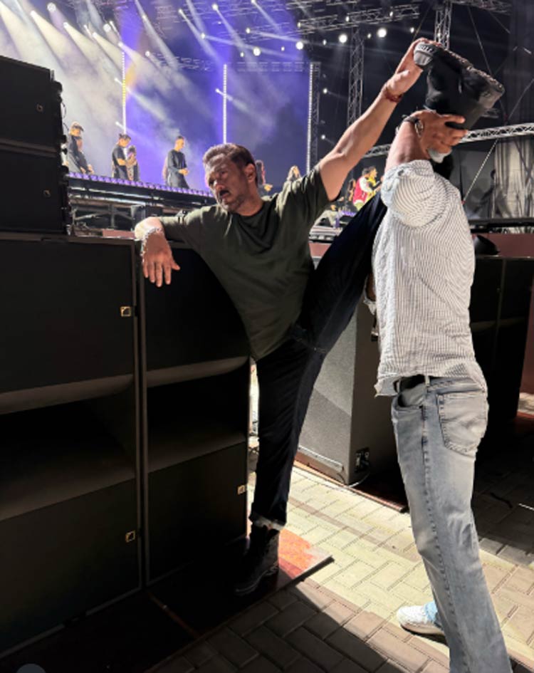 শোয়ের আগে অনুরাগীদের চমকে দিলেন ভাইজান