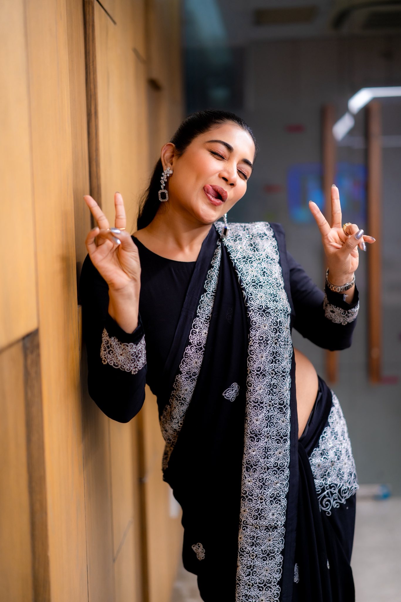 কালো শাড়িতে লাস্যময়ী সামিয়া