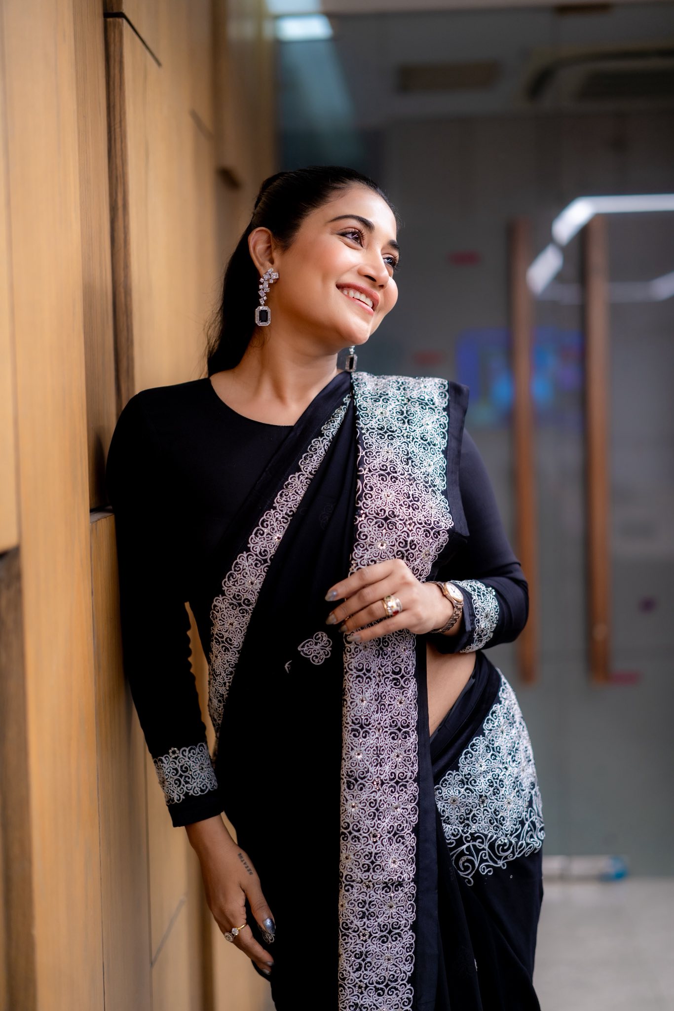 কালো শাড়িতে লাস্যময়ী সামিয়া