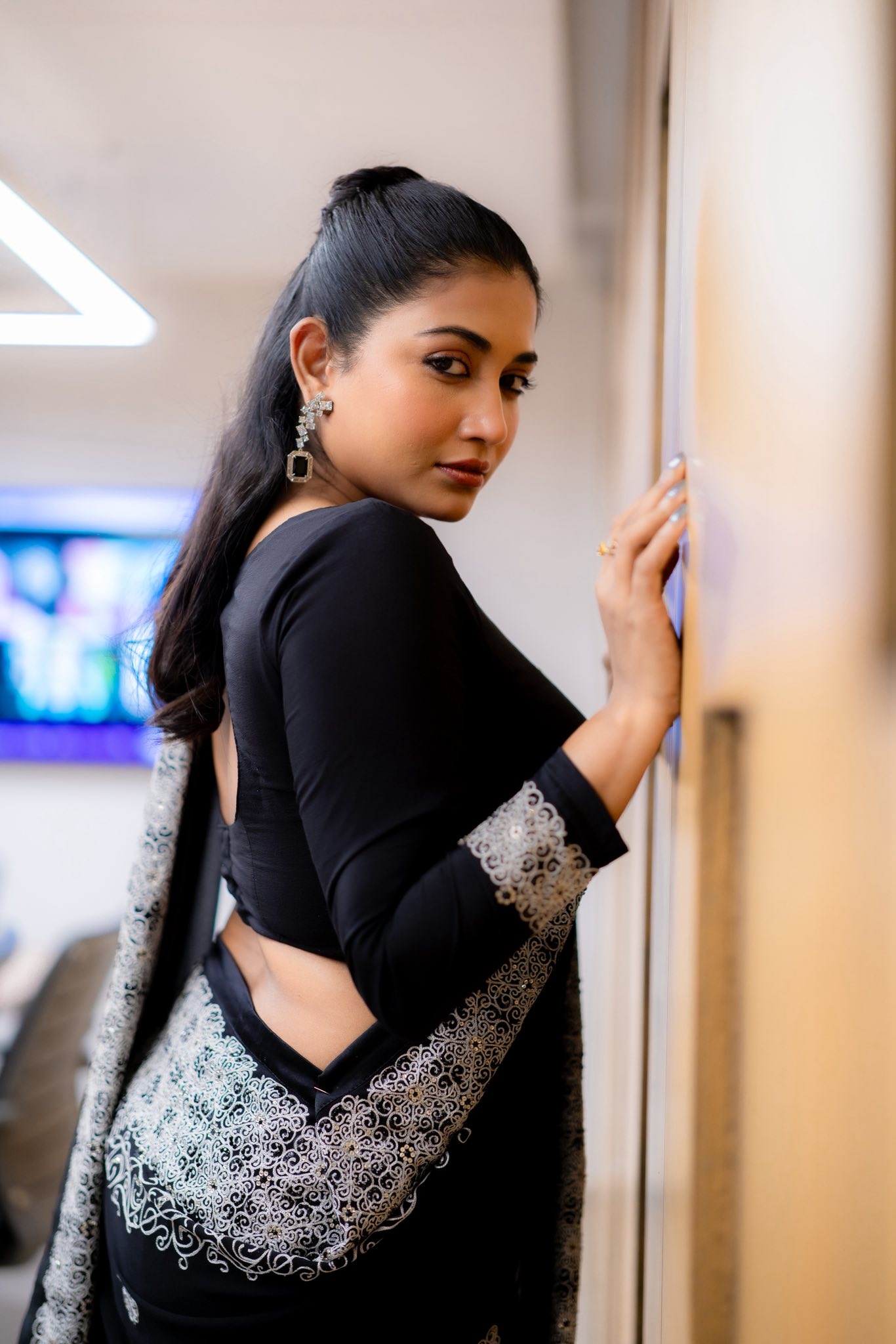 কালো শাড়িতে লাস্যময়ী সামিয়া