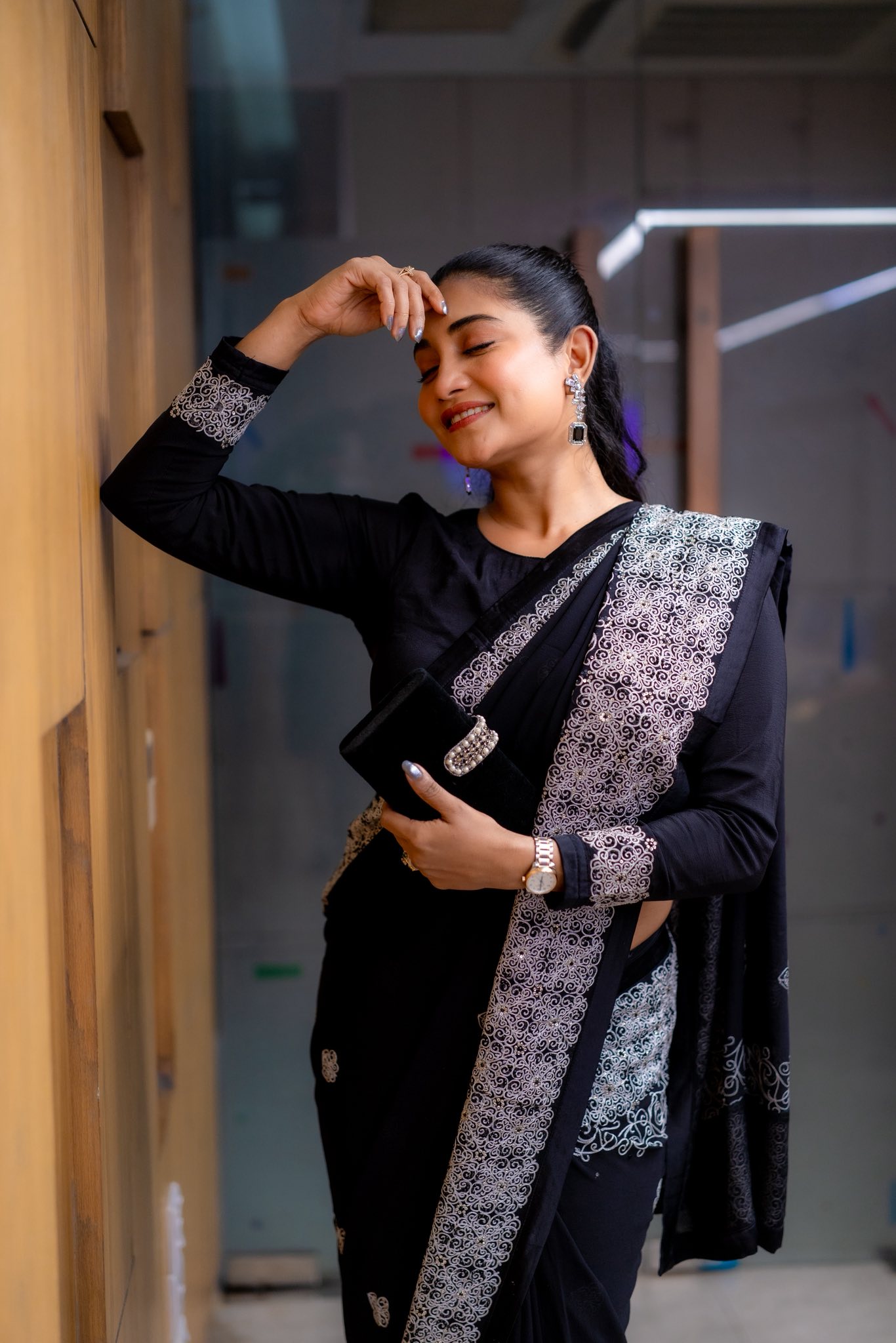 কালো শাড়িতে লাস্যময়ী সামিয়া