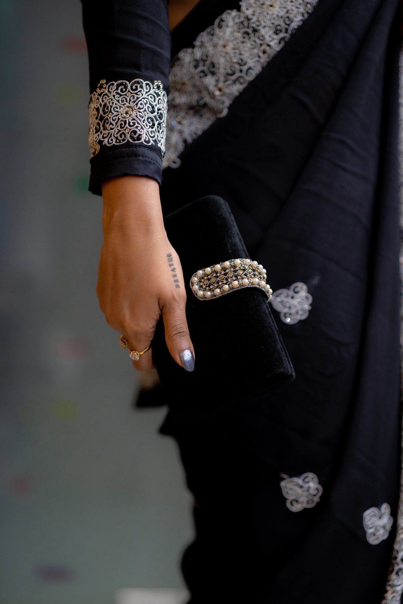 কালো শাড়িতে লাস্যময়ী সামিয়া