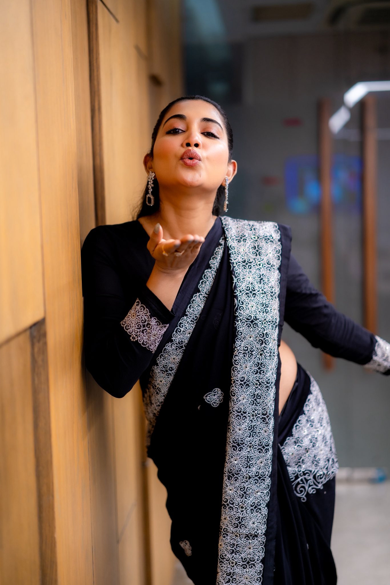 কালো শাড়িতে লাস্যময়ী সামিয়া