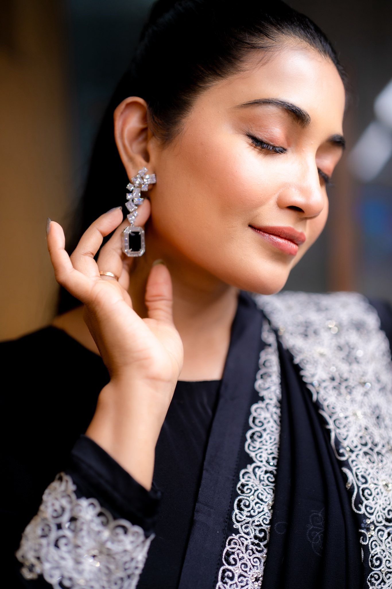 কালো শাড়িতে লাস্যময়ী সামিয়া