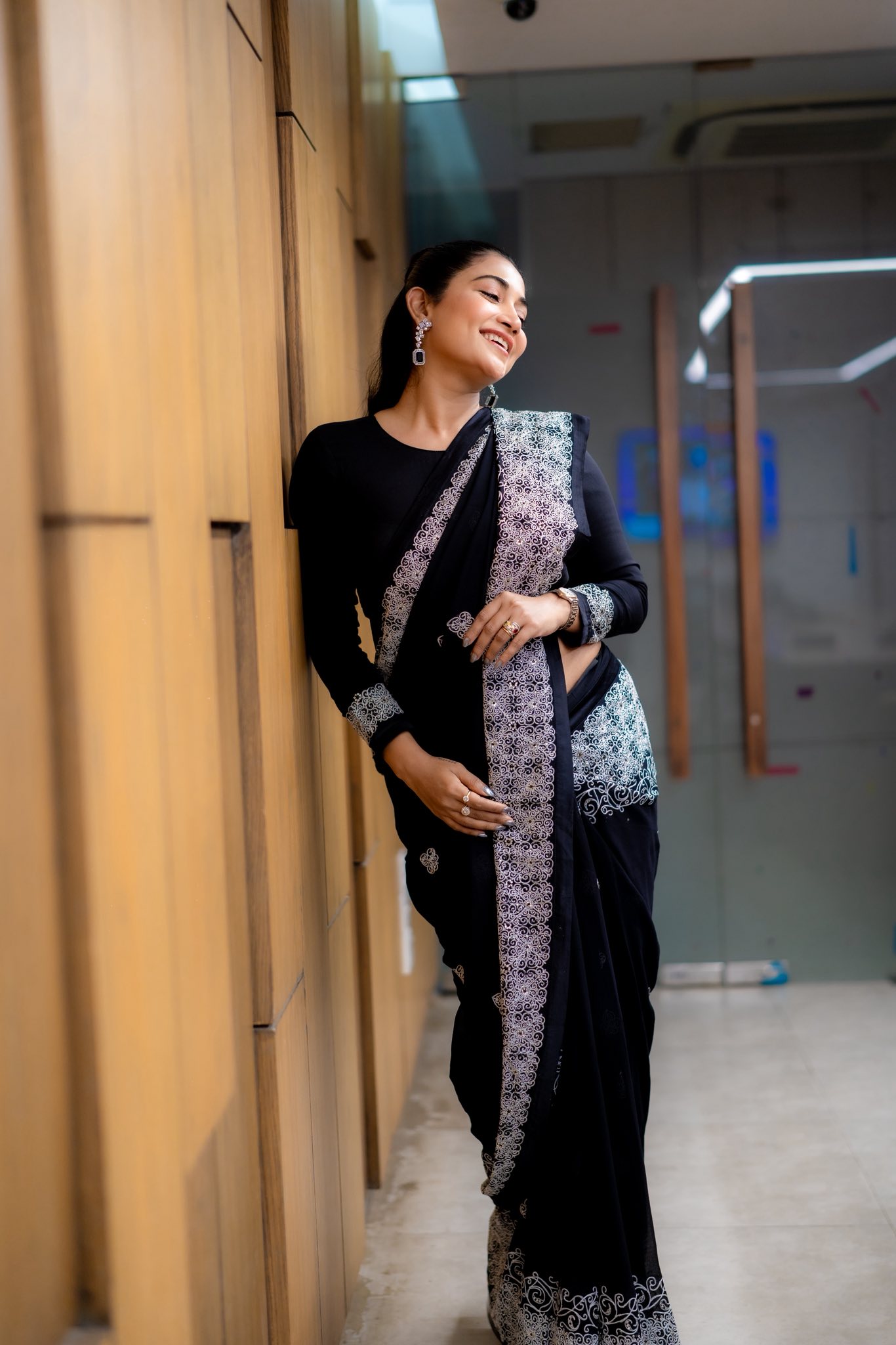 কালো শাড়িতে লাস্যময়ী সামিয়া