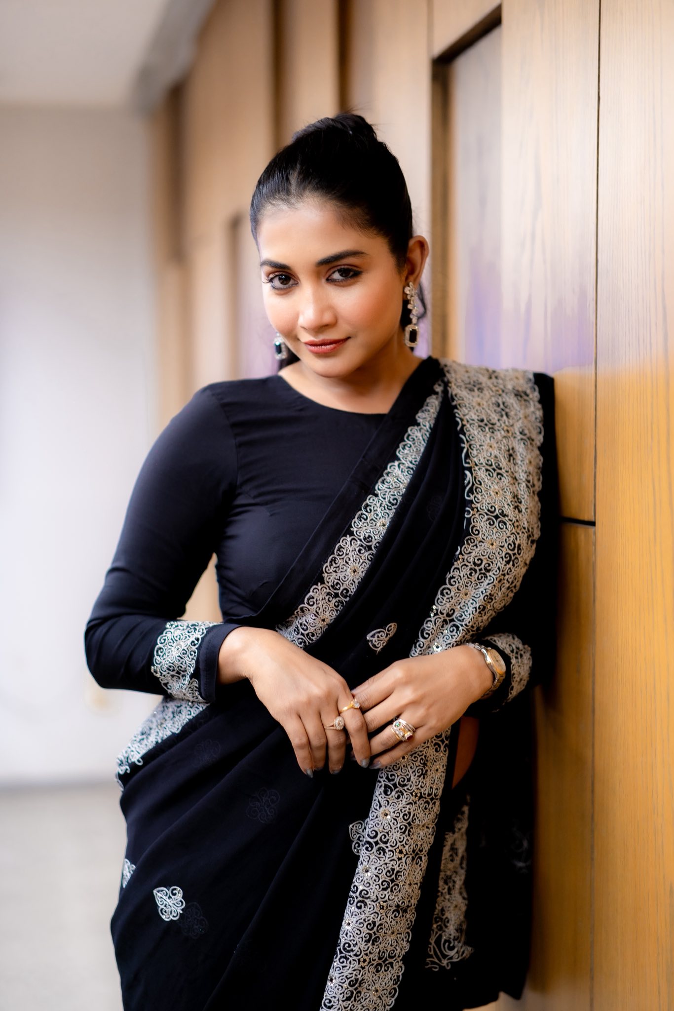 কালো শাড়িতে লাস্যময়ী সামিয়া