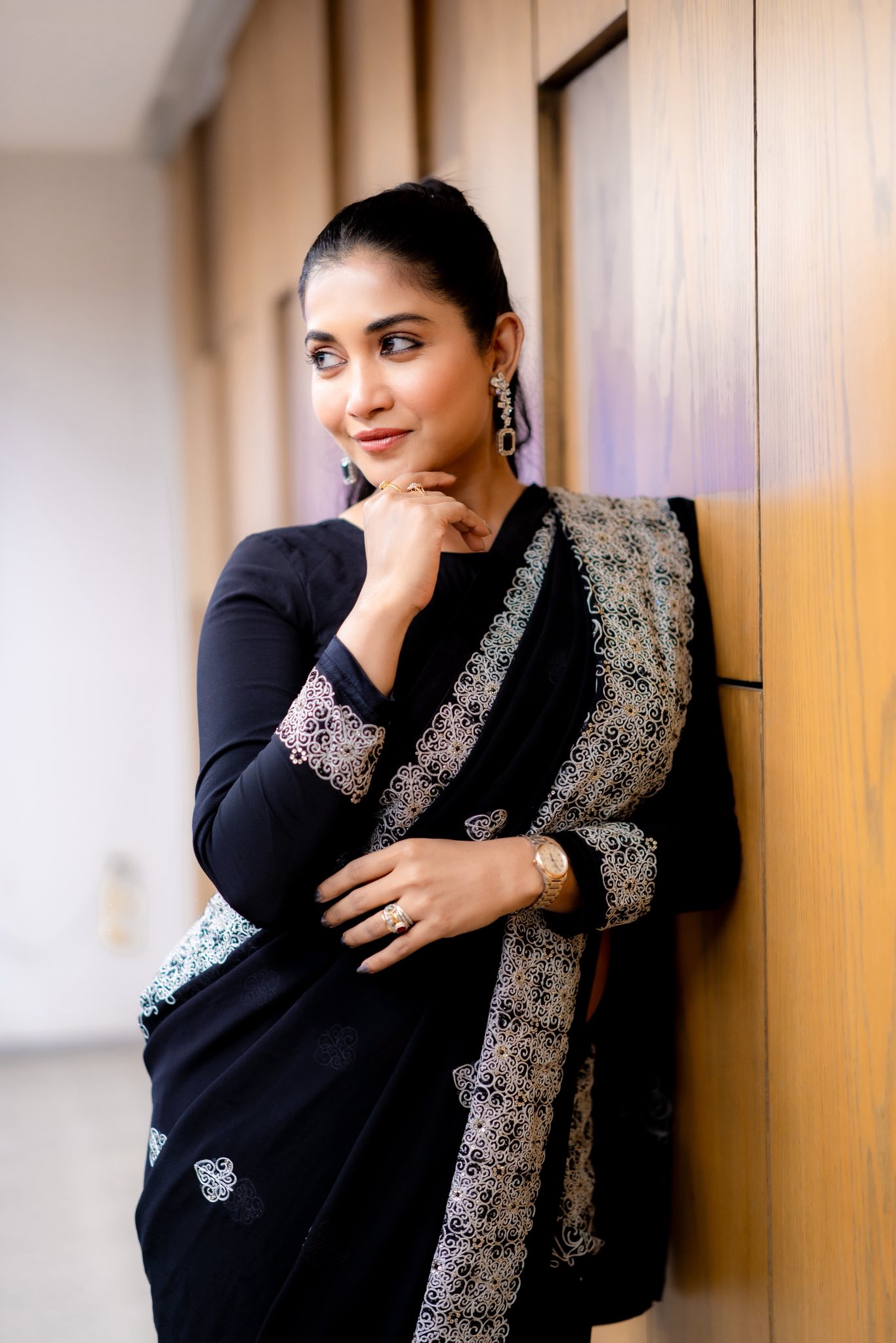 কালো শাড়িতে লাস্যময়ী সামিয়া