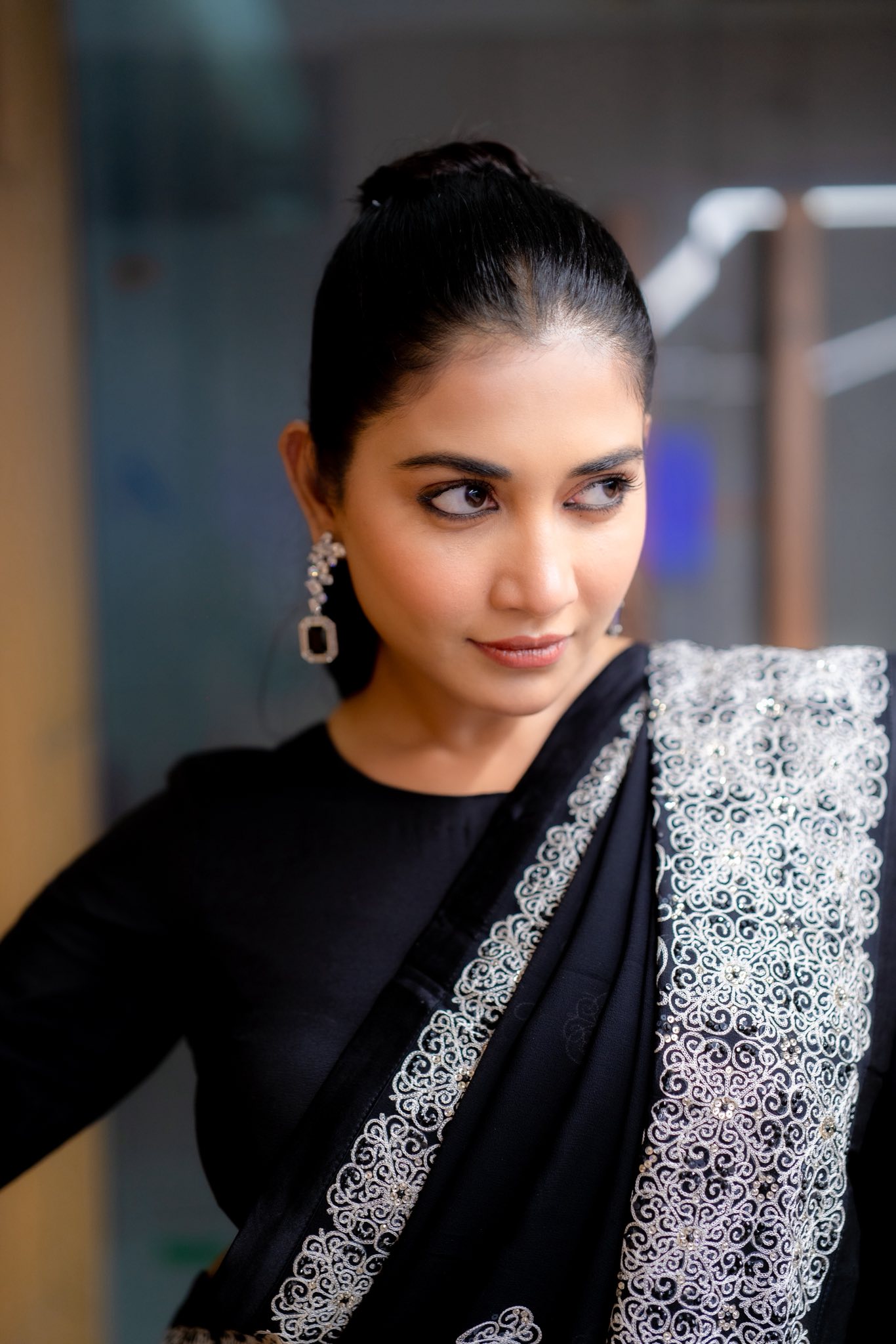 কালো শাড়িতে লাস্যময়ী সামিয়া