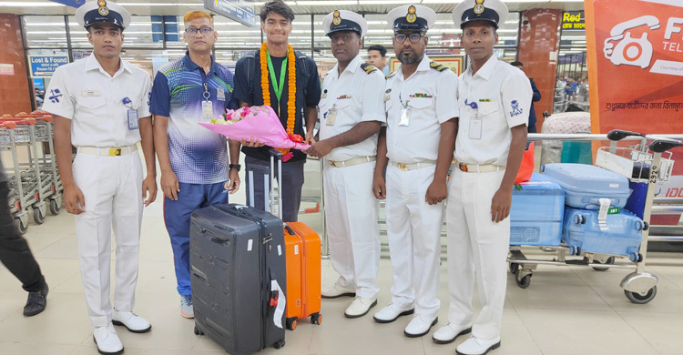 মালয়েশিয়ায় স্বর্ণ জিতে হঠাৎ ঢাকায় সাঁতারু সামিউল