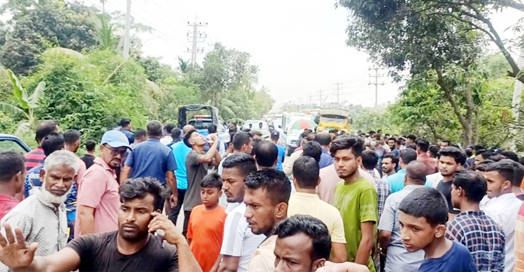 শ্যামলীর ধাক্কায় ব্যবসায়ী নিহত, ঢাকা-সিলেট মহাসড়ক অবরোধ