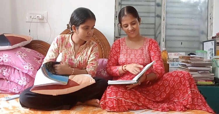 মেয়ের সঙ্গে স্নাতক ডিগ্রি অর্জন করলেন ৪৫ বছরের মা