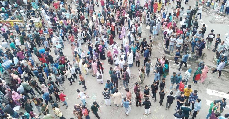 শান্তিনগর মোড়ে শিক্ষার্থীদের অবস্থান, যান চলাচল বন্ধ