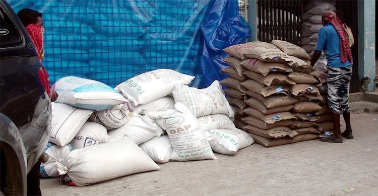 কৃষকের আড়াই মেট্রিক টন সার বিক্রি করে দিলেন কৃষি কর্মকর্তা!