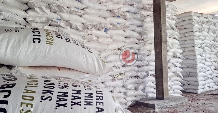 বন্ধ বাফার গোডাউনের লোড-আনলোড, অপেক্ষায় সারবোঝাই অর্ধশত ট্রাক