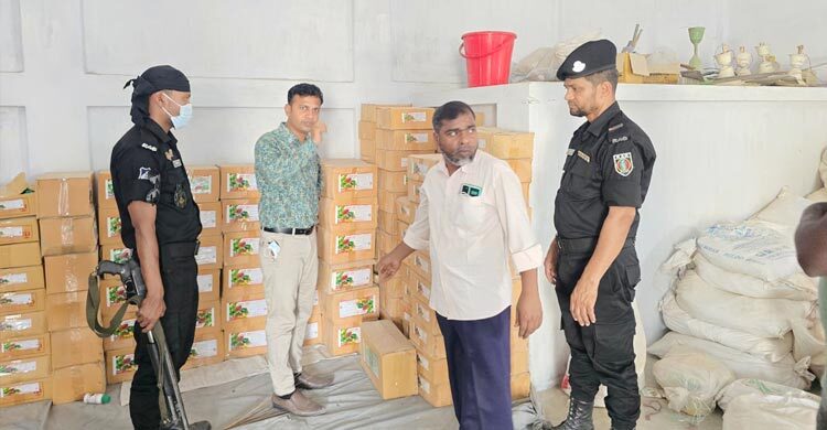 সারের ওজন বাড়াতে মেশানো হচ্ছে বালু