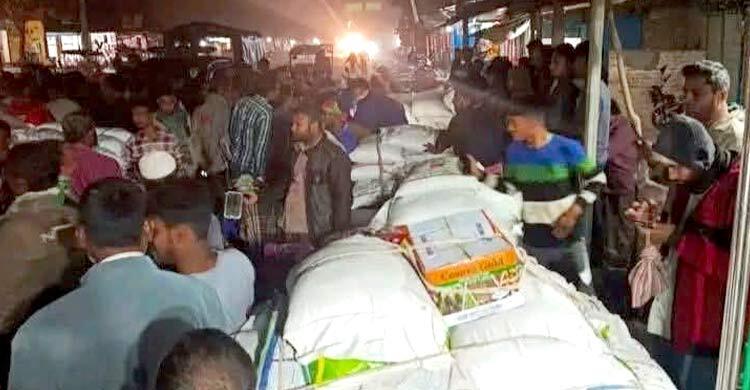 পাচারের সময় কৃষকদের হাতে ধরা পড়ল ৮৩ বস্তা সার