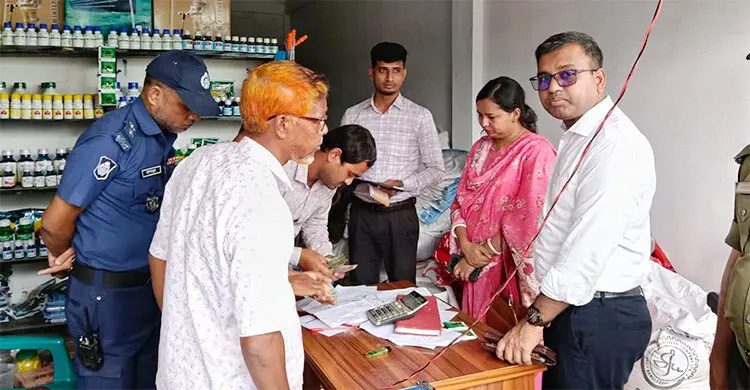 ব্যবসায়ীর গুদাম থেকে ৫৭ বস্তা সার জব্দ, পরে সরকারি মূল্যে বিক্রি