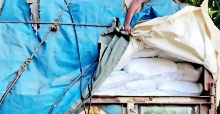 ৪৪০ বস্তা সার সরিয়ে নেওয়ার সময় আটকে দিলেন স্থানীয়রা