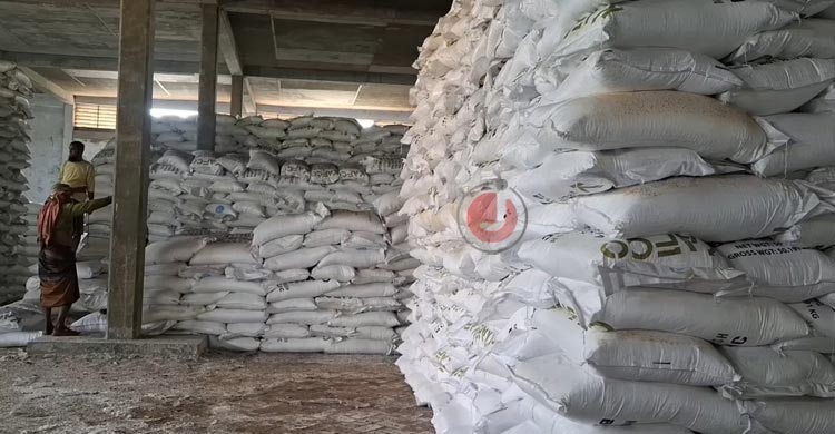 বন্ধ বাফার গোডাউনের লোড-আনলোড, অপেক্ষায় সারবোঝাই অর্ধশত ট্রাক