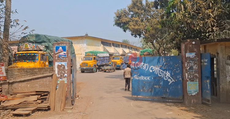 বন্ধ বাফার গোডাউনের লোড-আনলোড, অপেক্ষায় সারবোঝাই অর্ধশত ট্রাক