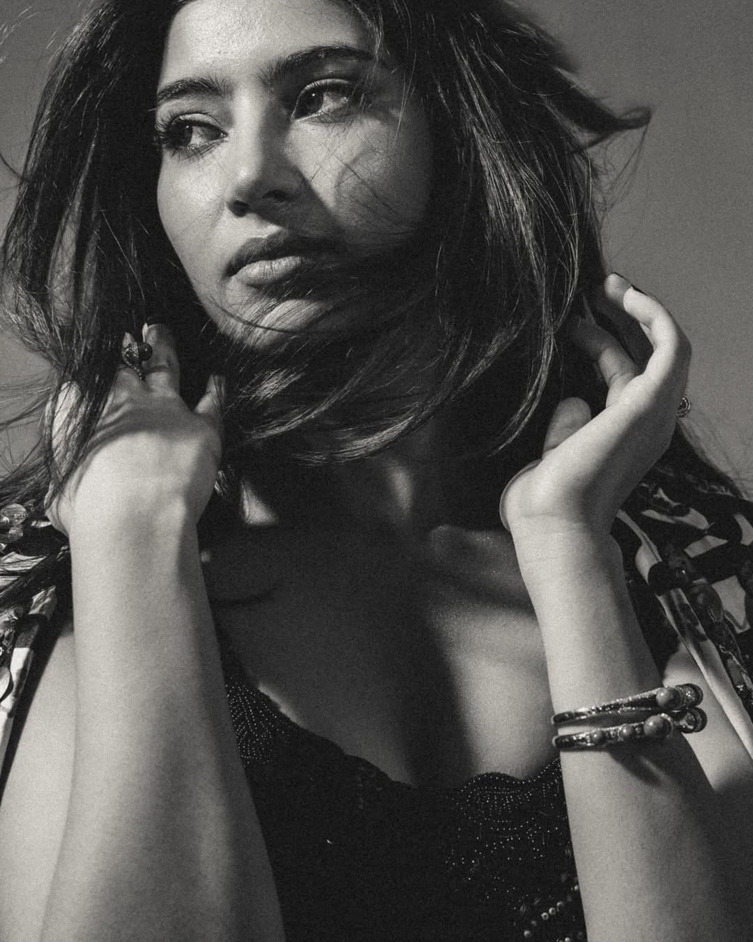 কালোতেই আলো ছড়াচ্ছেন সারা