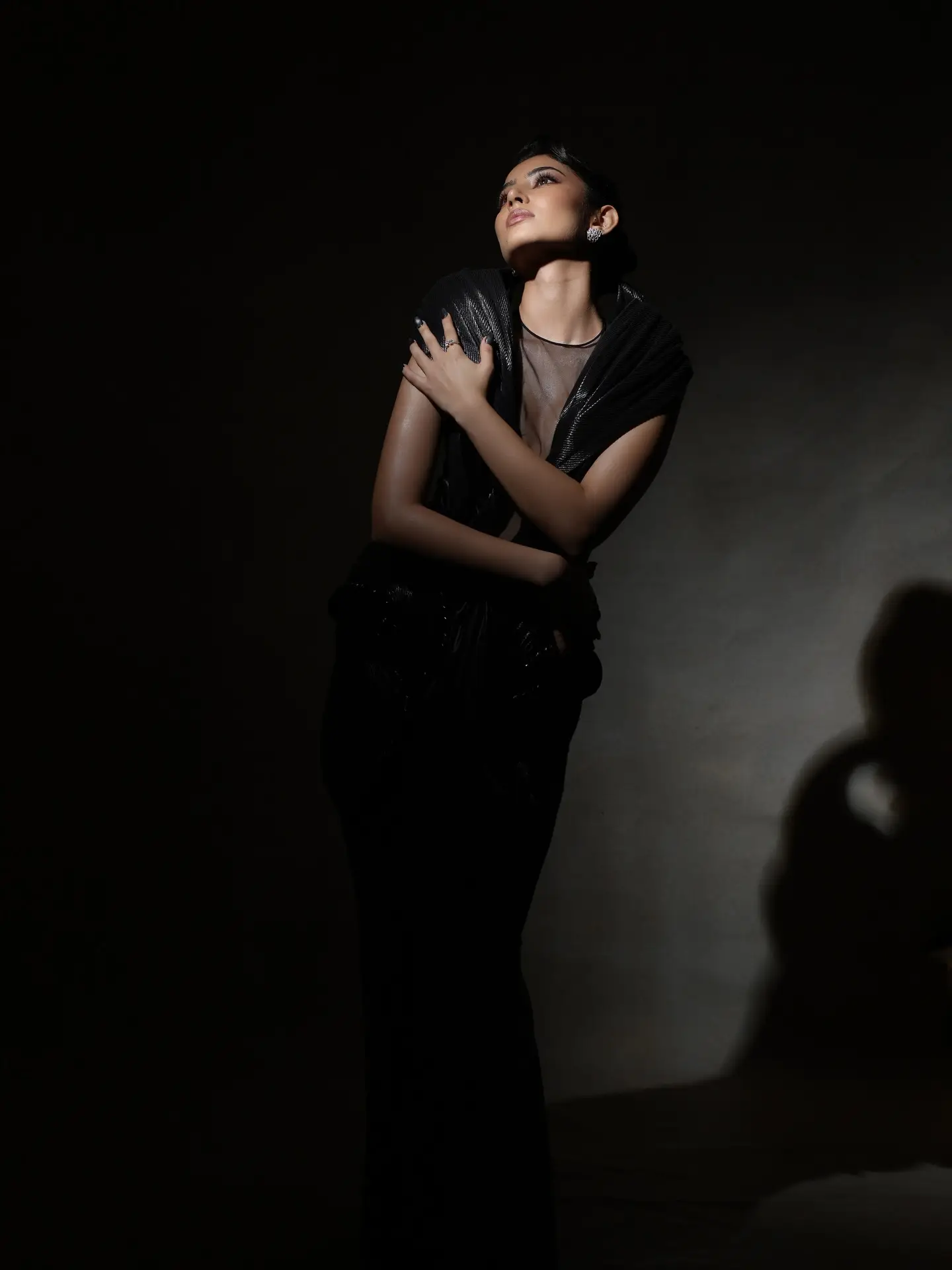 কালো স্কাল্পটেড গাউনে লাস্যময়ী সারা