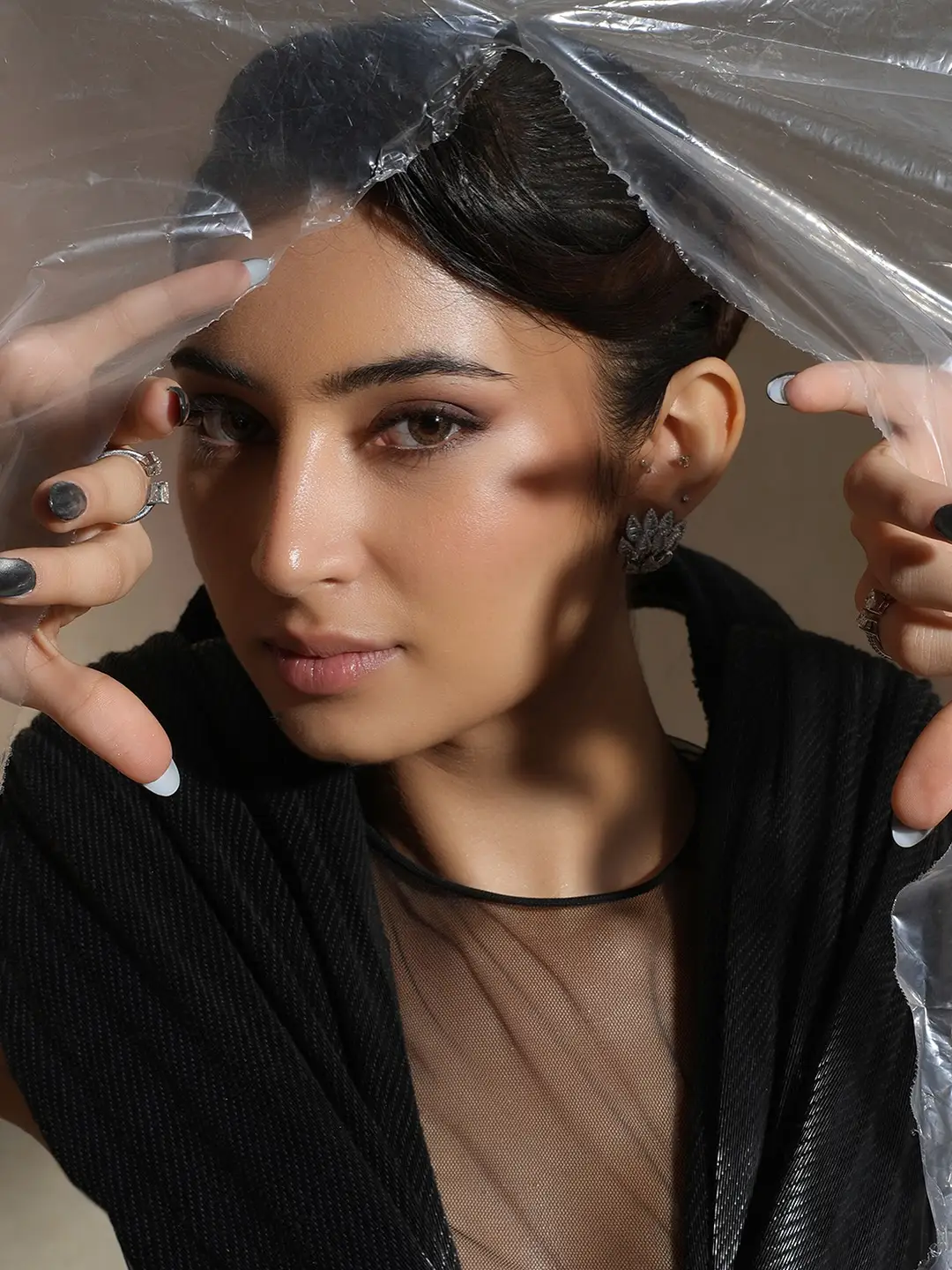 কালো স্কাল্পটেড গাউনে লাস্যময়ী সারা