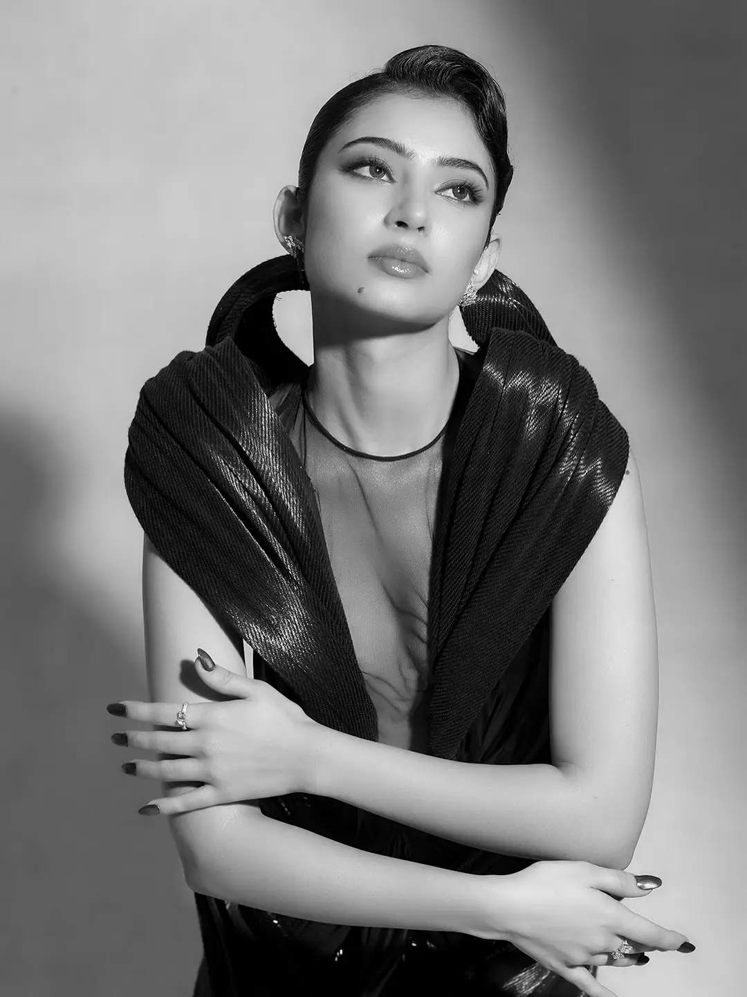 কালো স্কাল্পটেড গাউনে লাস্যময়ী সারা