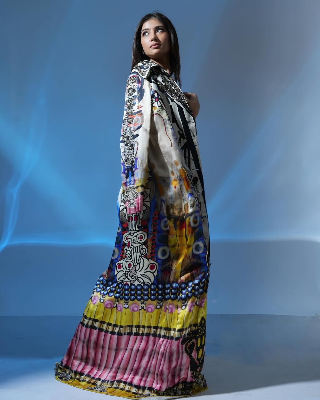 কালোতেই আলো ছড়াচ্ছেন সারা