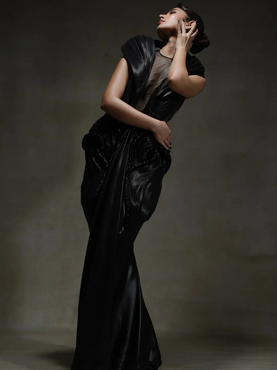 কালো স্কাল্পটেড গাউনে লাস্যময়ী সারা