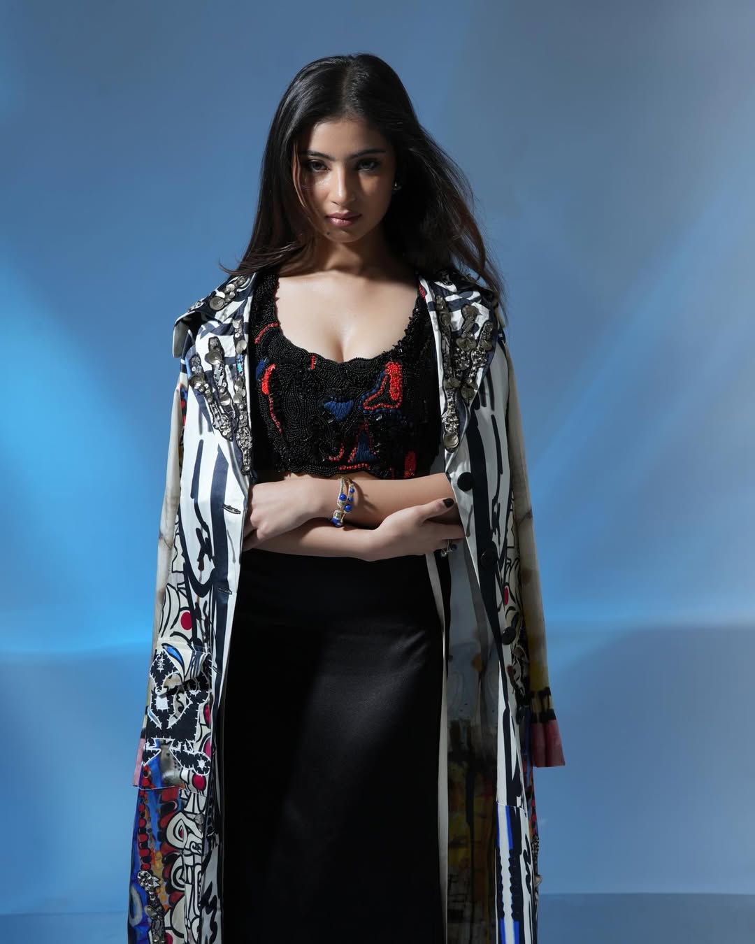 কালোতেই আলো ছড়াচ্ছেন সারা