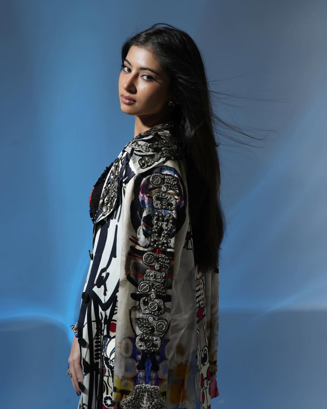 কালোতেই আলো ছড়াচ্ছেন সারা