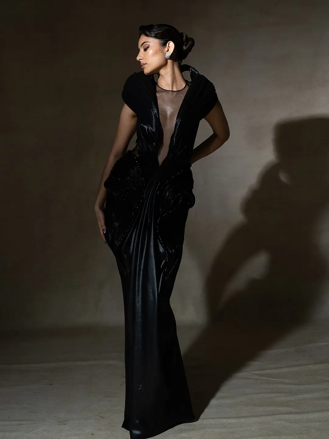 কালো স্কাল্পটেড গাউনে লাস্যময়ী সারা