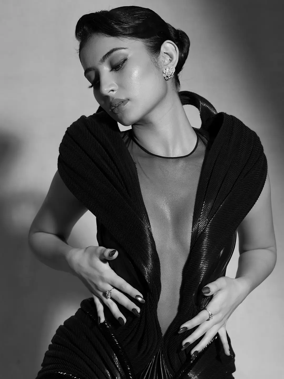 কালো স্কাল্পটেড গাউনে লাস্যময়ী সারা