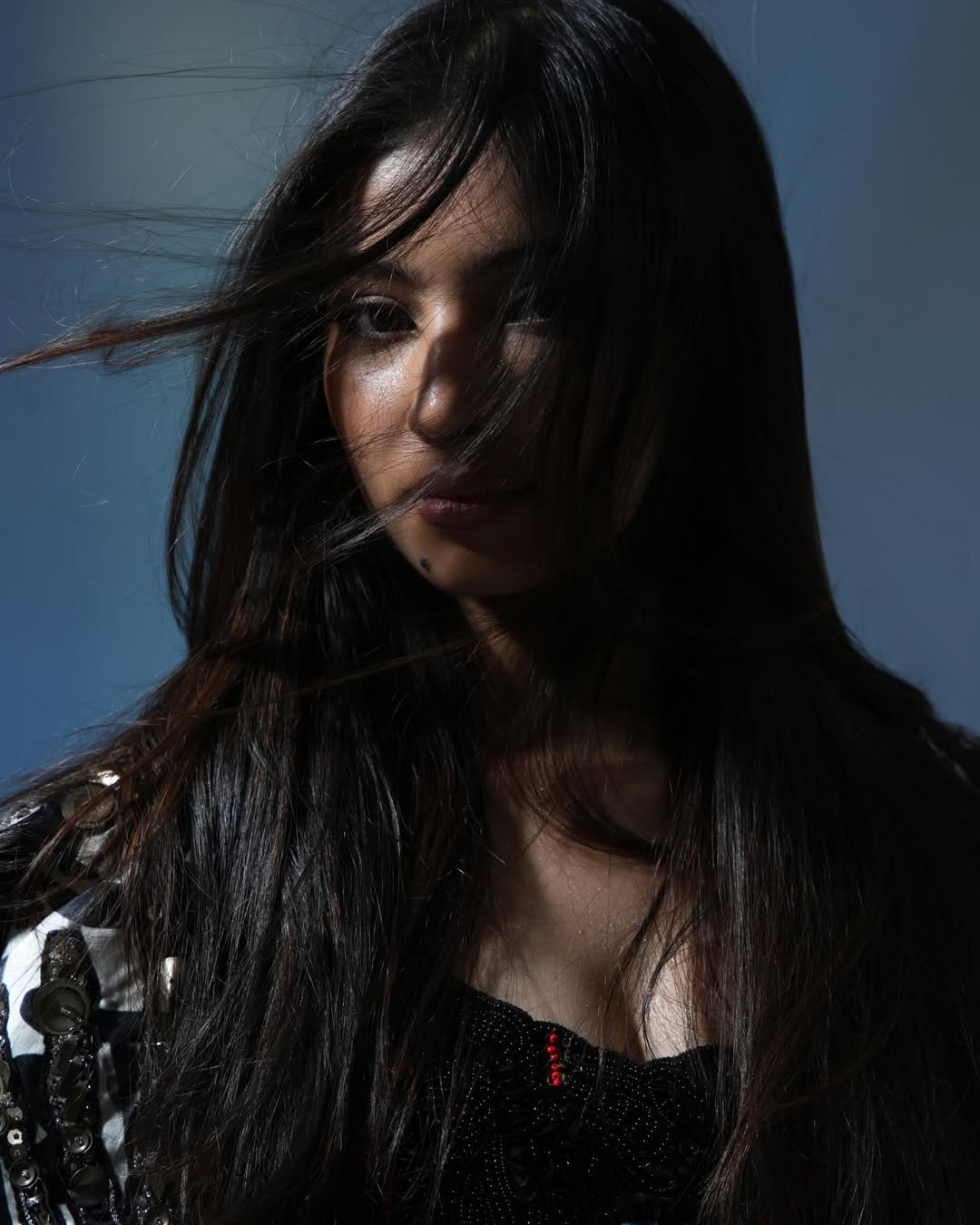 কালোতেই আলো ছড়াচ্ছেন সারা