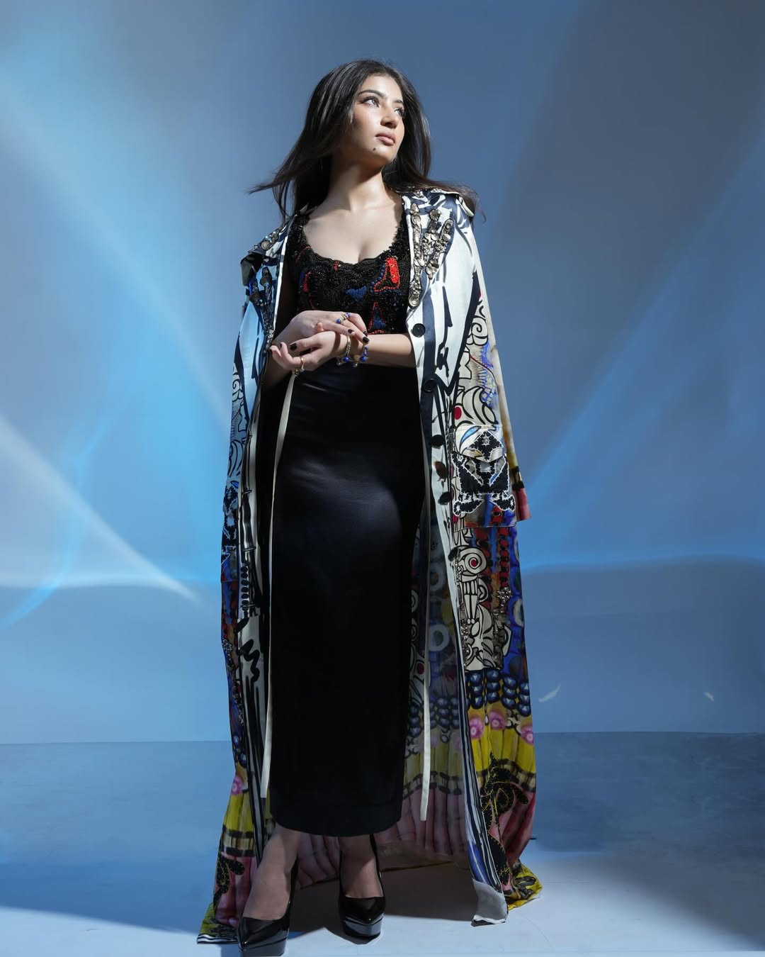 কালোতেই আলো ছড়াচ্ছেন সারা